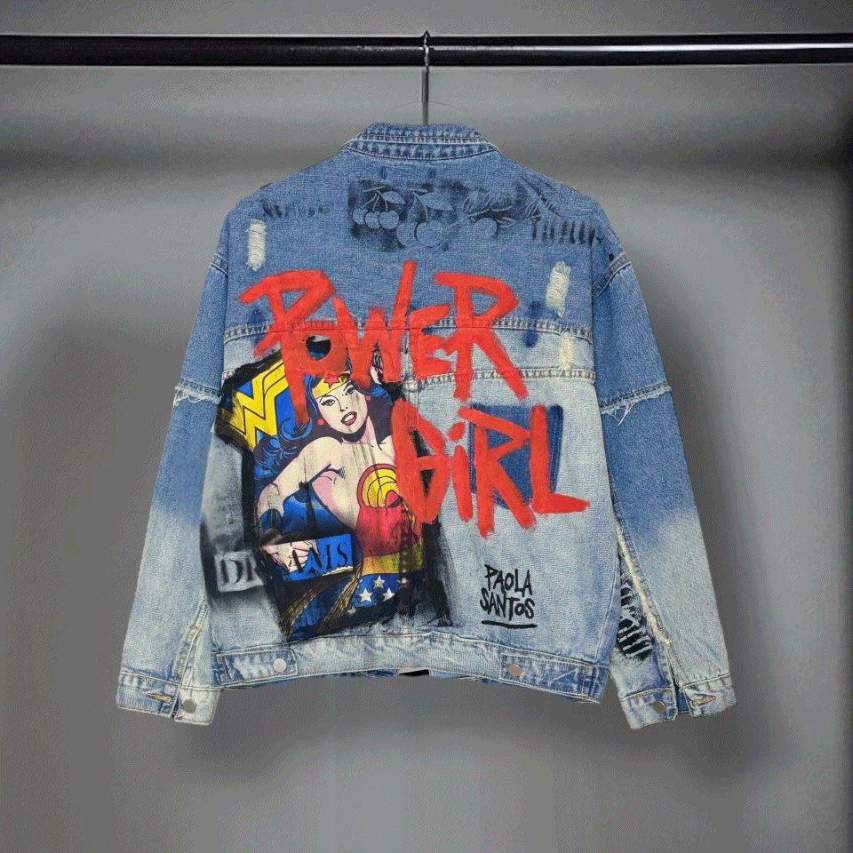 Campera intervenida “Power Girl / + Amor”