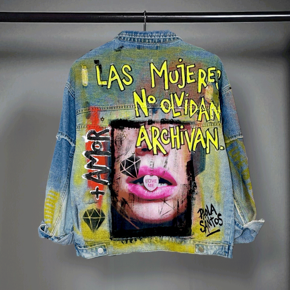 Campera intervenida “Las mujeres no olvidan, archivan”
