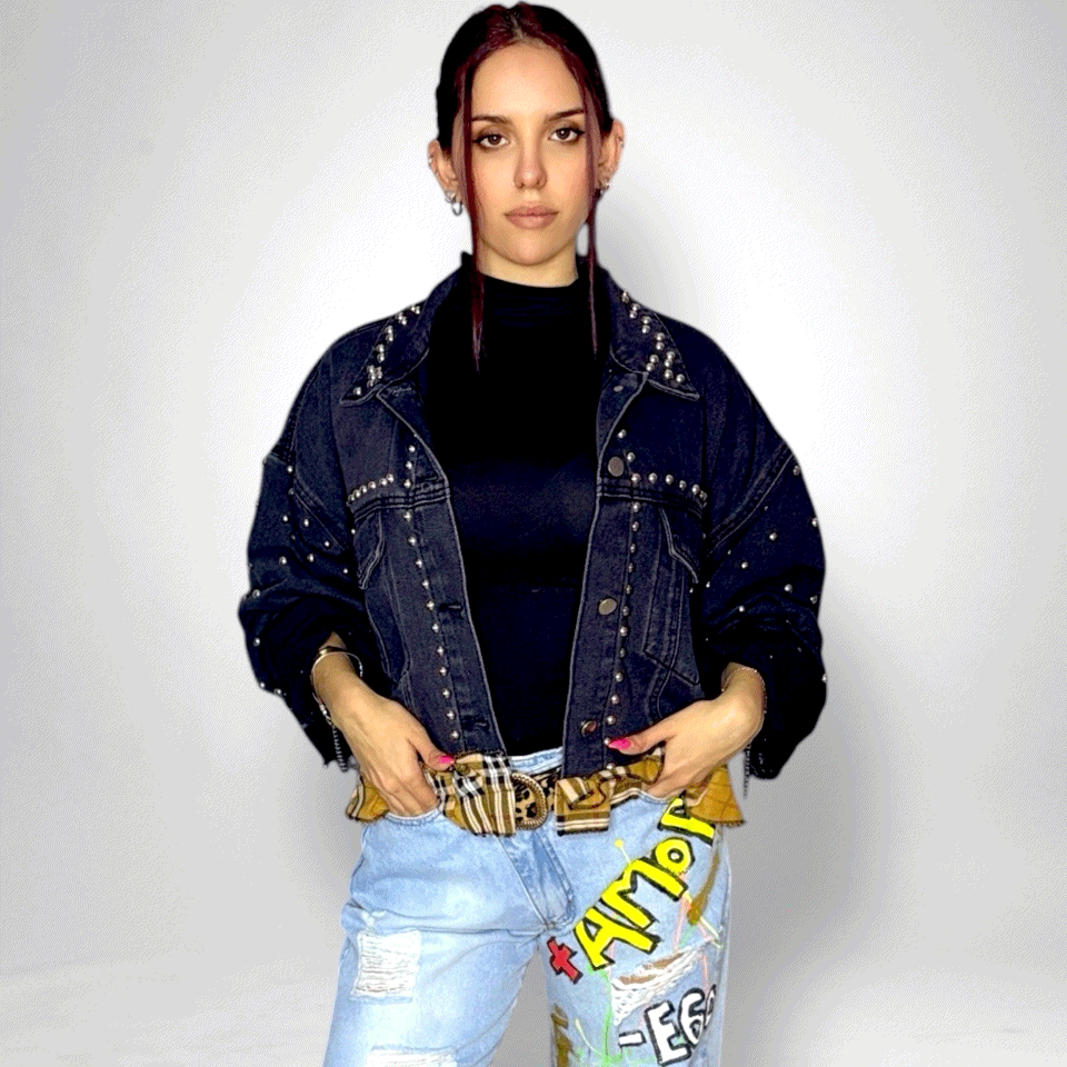Campera denim negra con tachas “No voy a vivir con sabor a poco”
