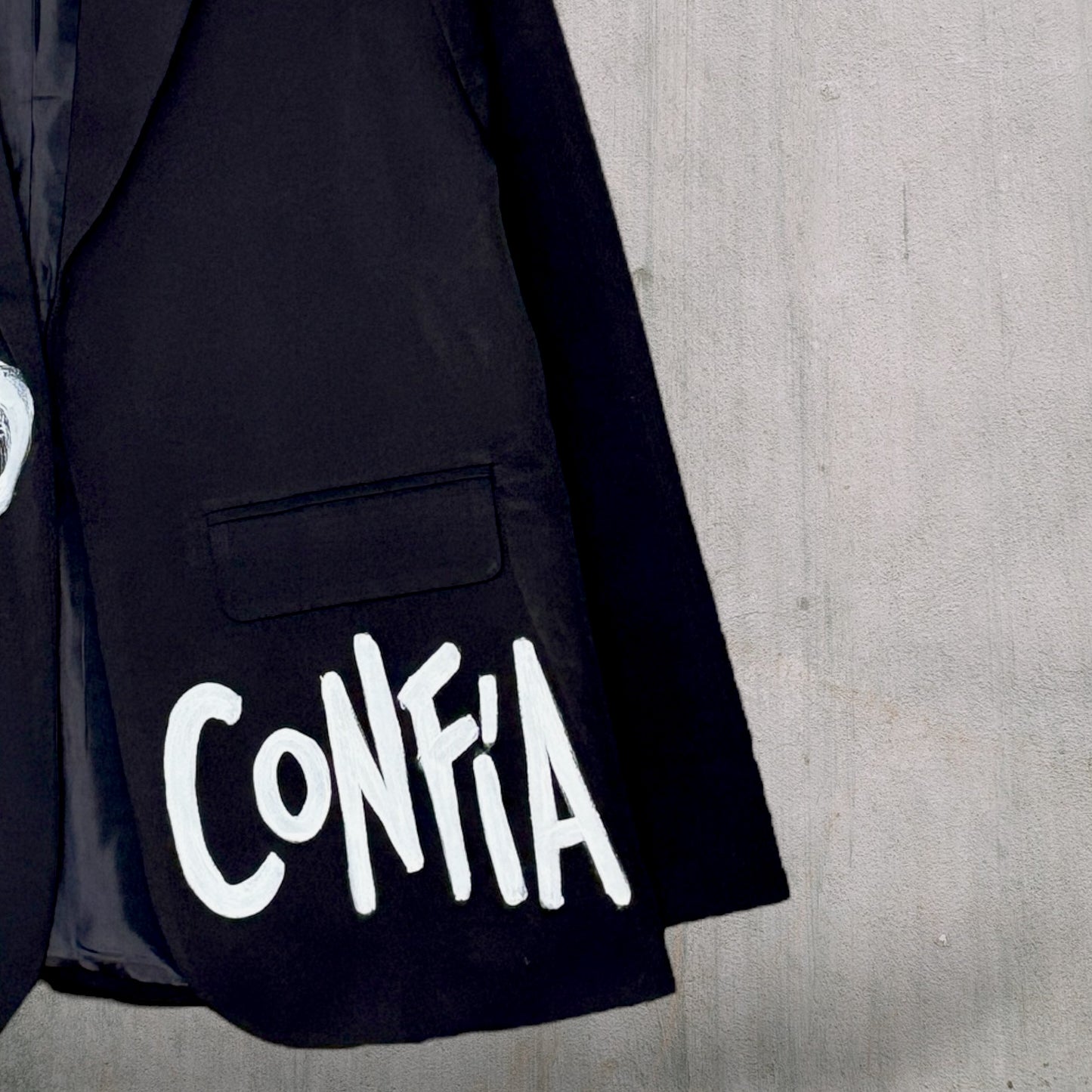 Blazer “Conocé tu Valor” pintado a mano