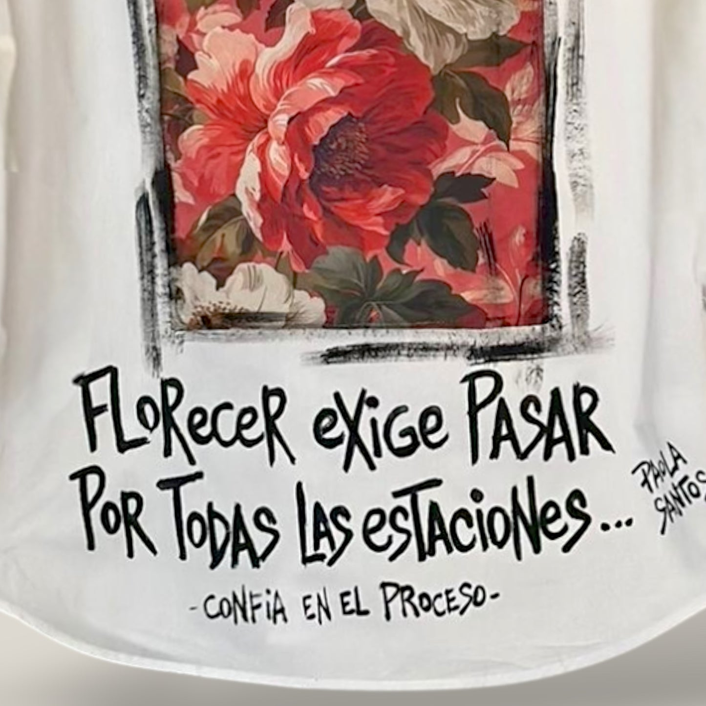 Camisa de popelina blanca pintada a mano – “Florecer exige pasar por todas las estaciones”