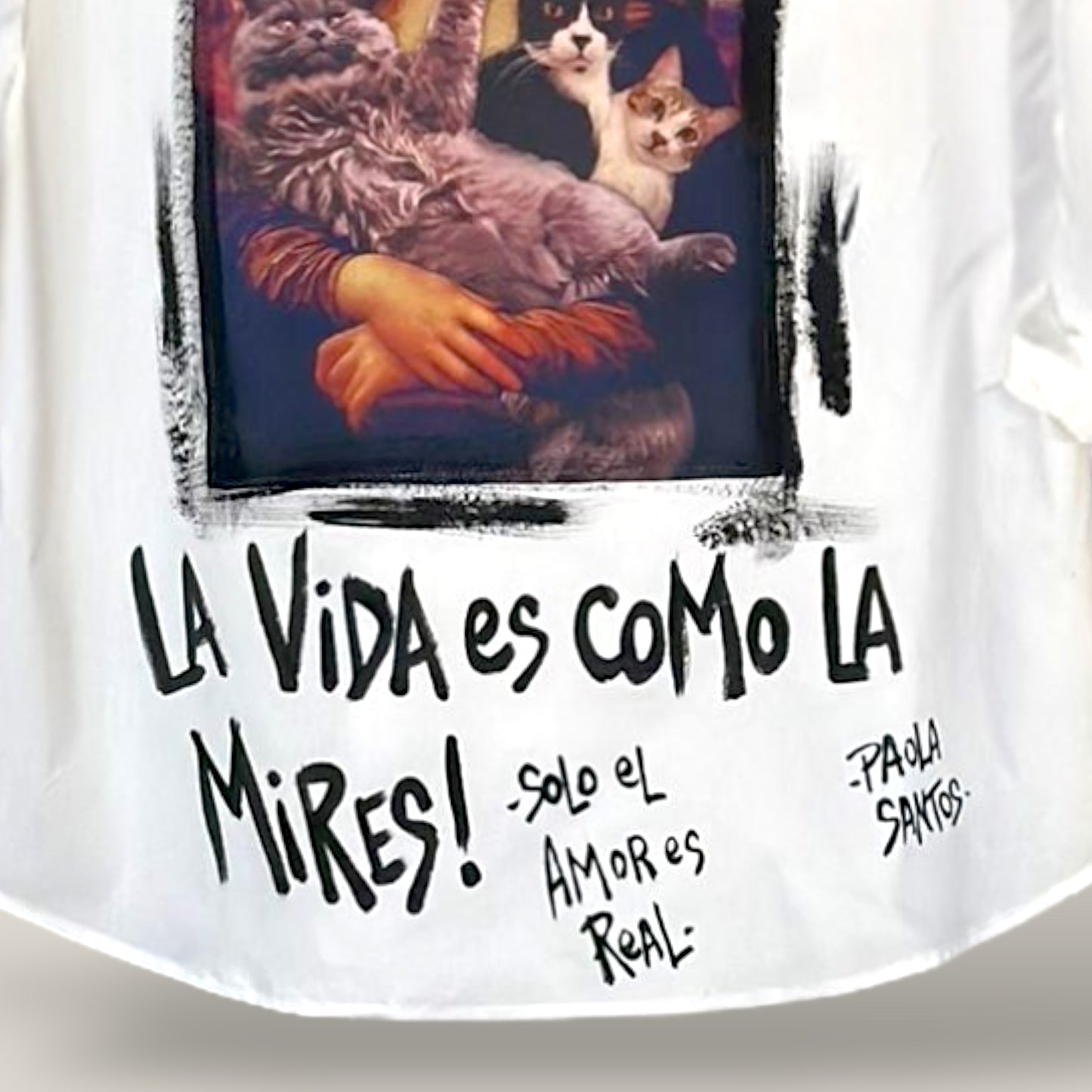 Camisa de popelina blanca pintada a mano con imagen estilo portada de revista y frase motivadora. Diseño exclusivo de Paola Santos.
