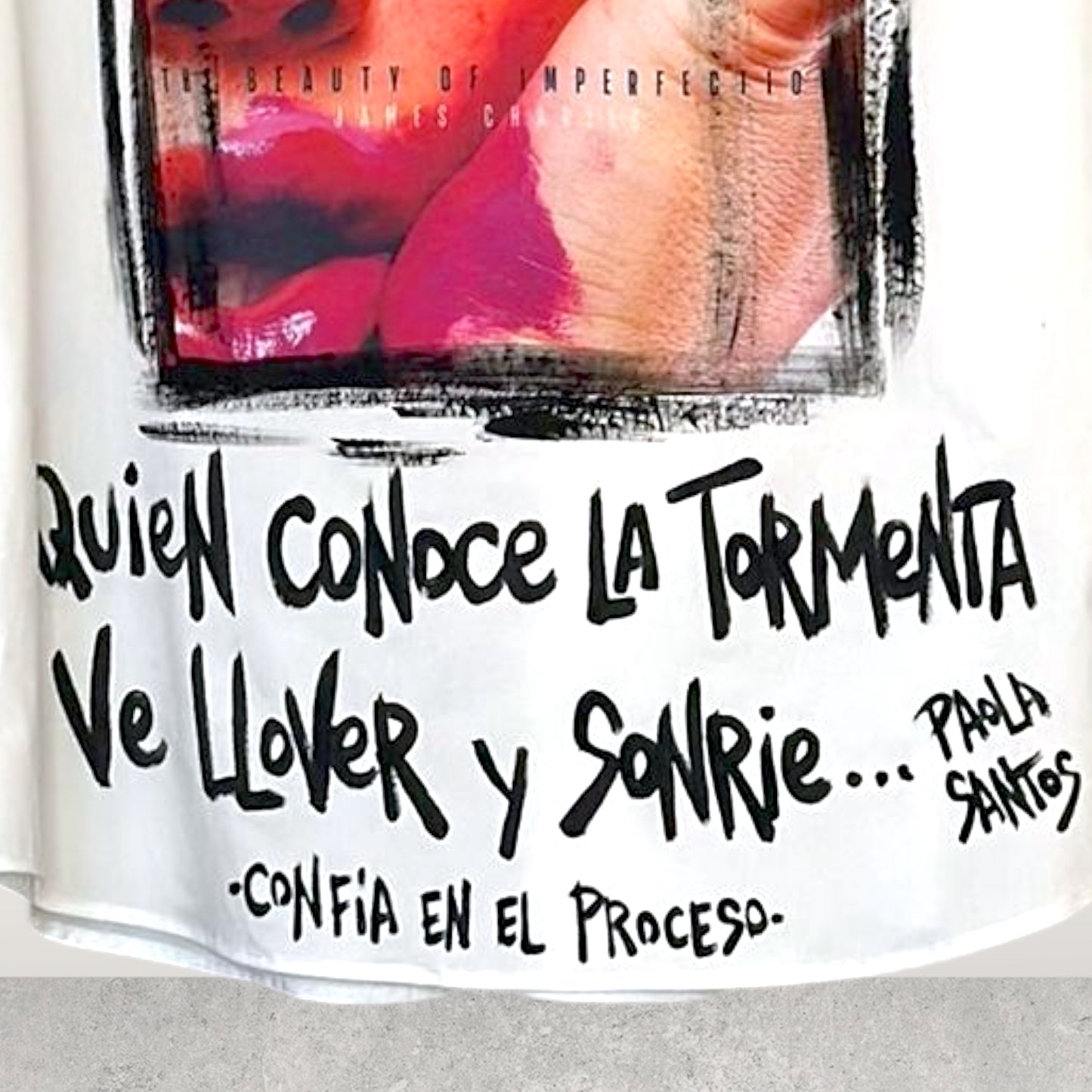 Camisa de popelina blanca pintada a mano – “Confía"