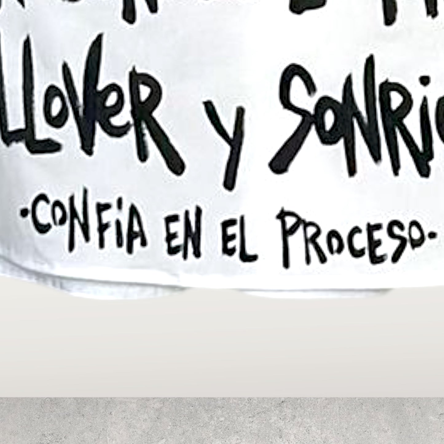 Camisa de popelina blanca pintada a mano – “Confía"