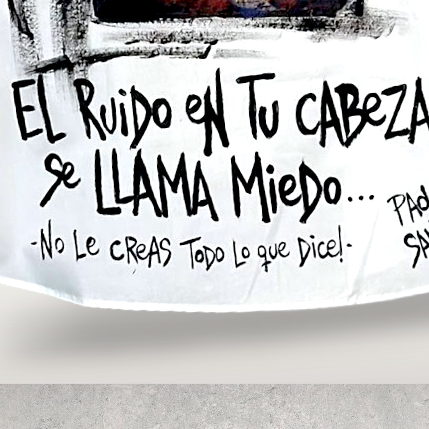 Camisa de popelina blanca pintada a mano – “El ruido en tu cabeza”