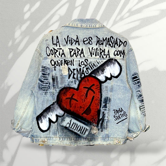 Campera intervenida “Amour” – Denim artístico pintado a mano