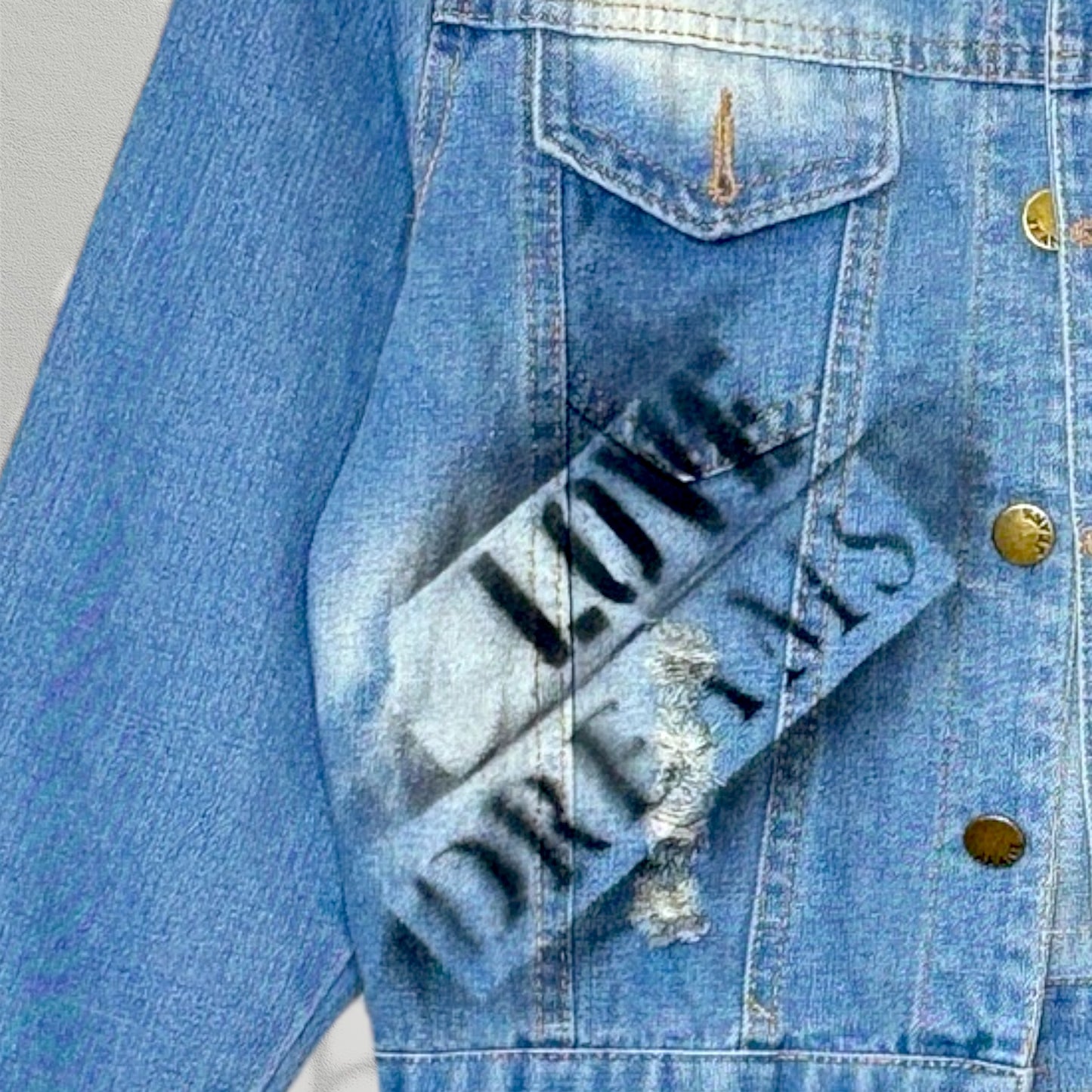 Campera intervenida “Lo prohibido es una forma de vida” – Paola Santos
