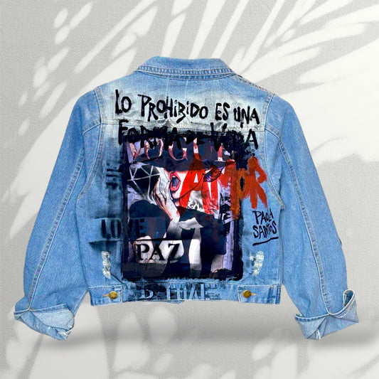 Campera intervenida “Lo prohibido es una forma de vida” – Paola Santos