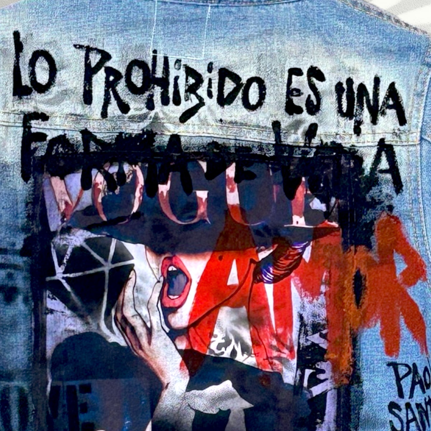 Campera intervenida “Lo prohibido es una forma de vida” – Paola Santos