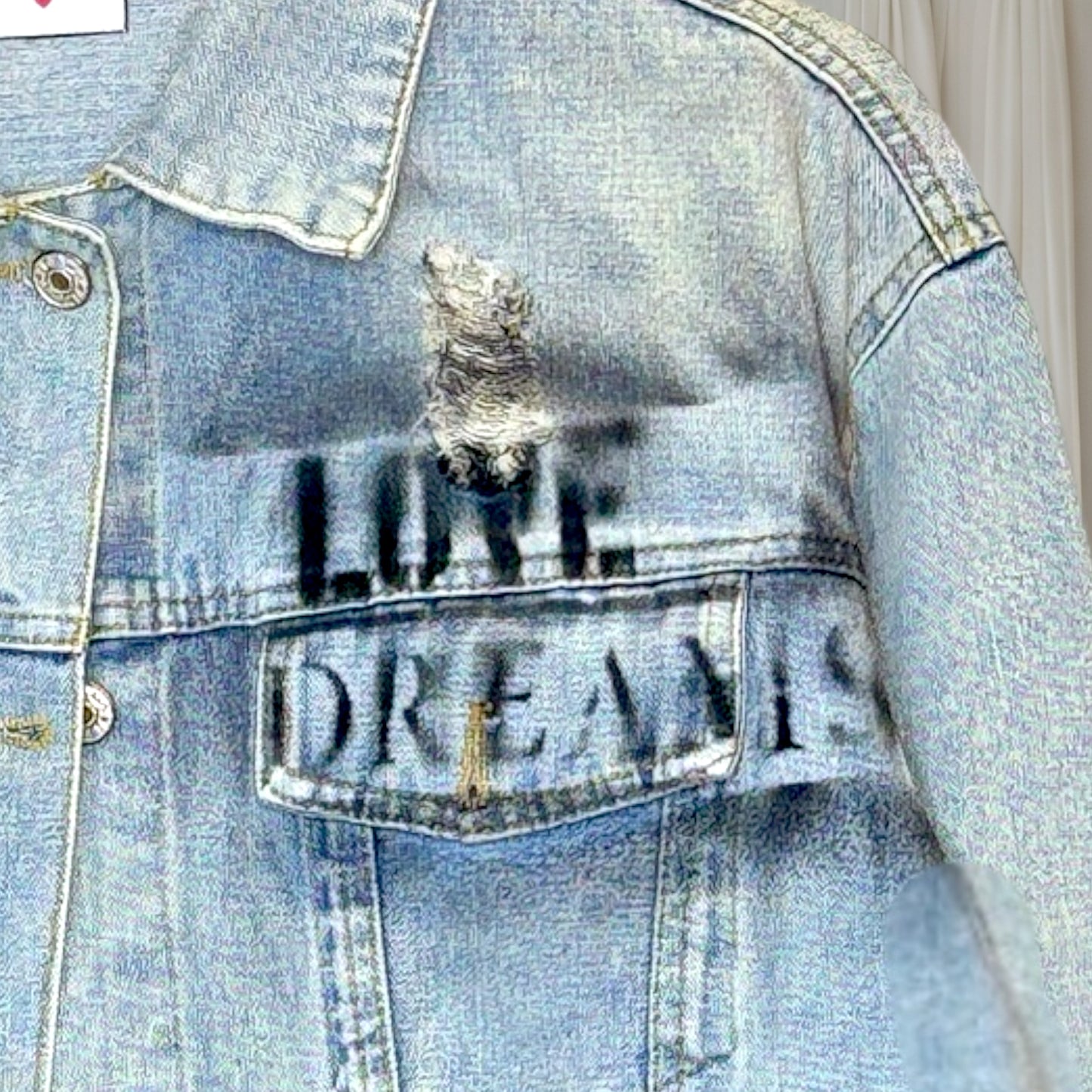 Campera intervenida “La vida es demasiado corta” – Paola Santos