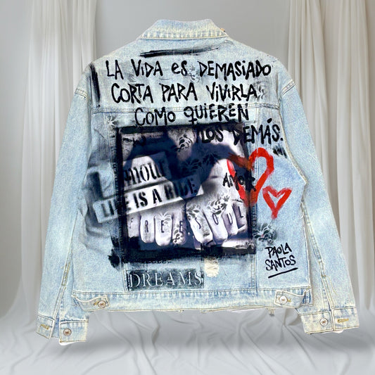 Campera intervenida “La vida es demasiado corta” – Paola Santos