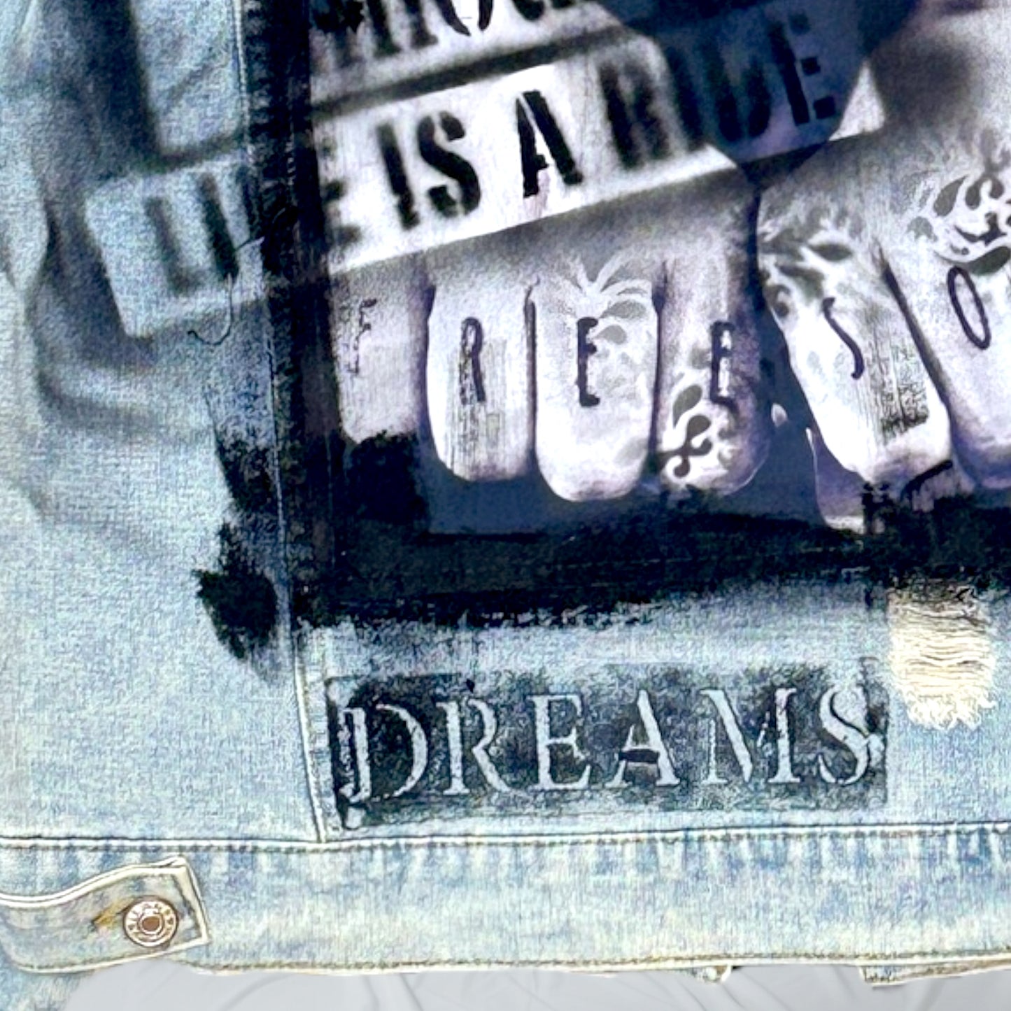 Campera intervenida “La vida es demasiado corta” – Paola Santos