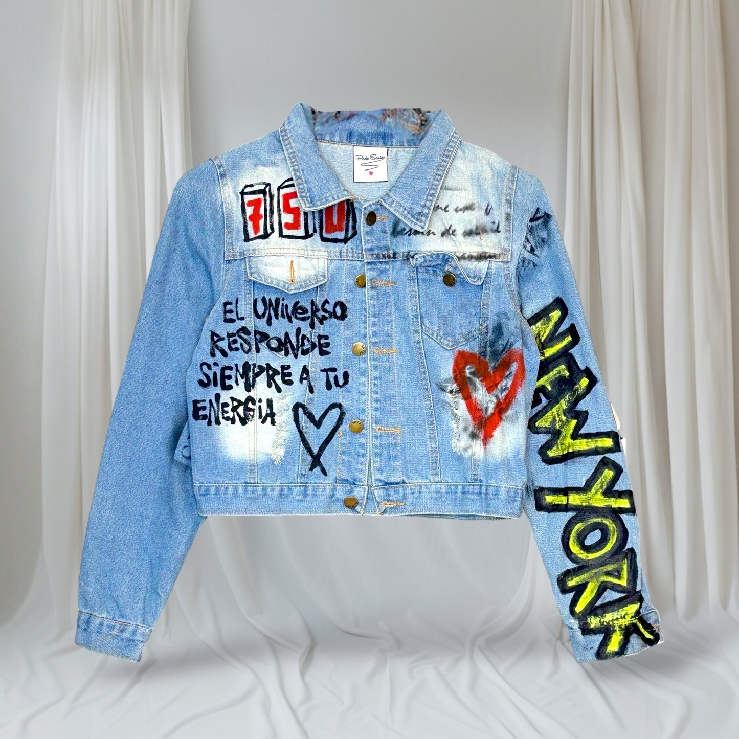 Campera intervenida “Enfocate en lo bueno” – Paola Santos
