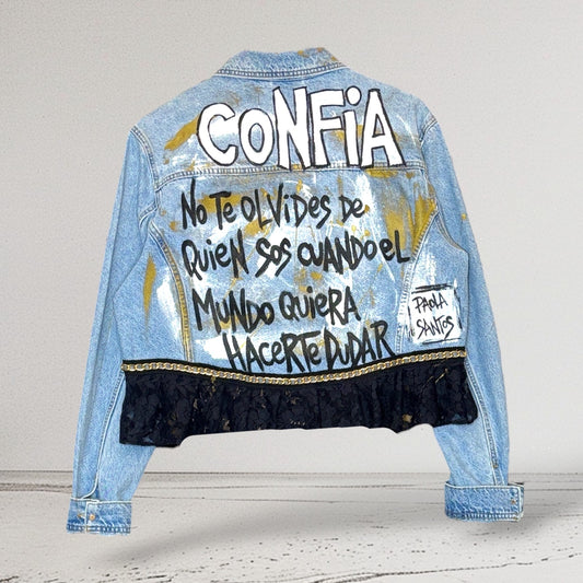 Campera intervenida Confía – Denim Arte Urbano con Encaje Negro