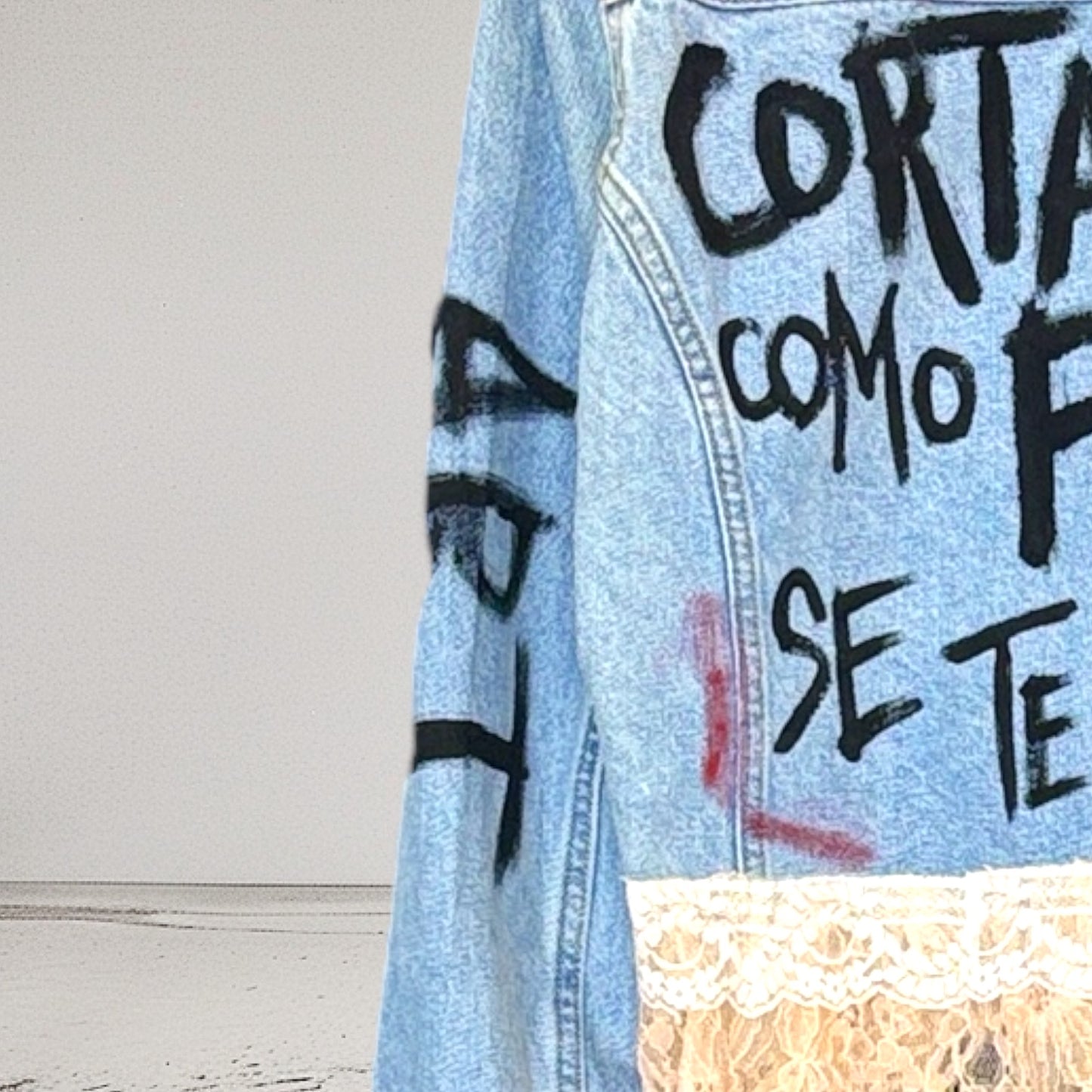 Campera intervenida “Vivila como se te dé la gana” – Denim + Encaje