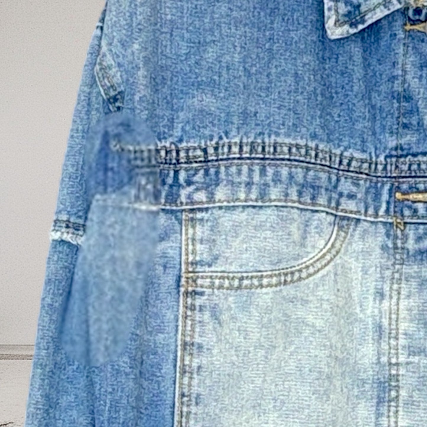 Campera intervenida “Fe es creer en lo que no se ve”