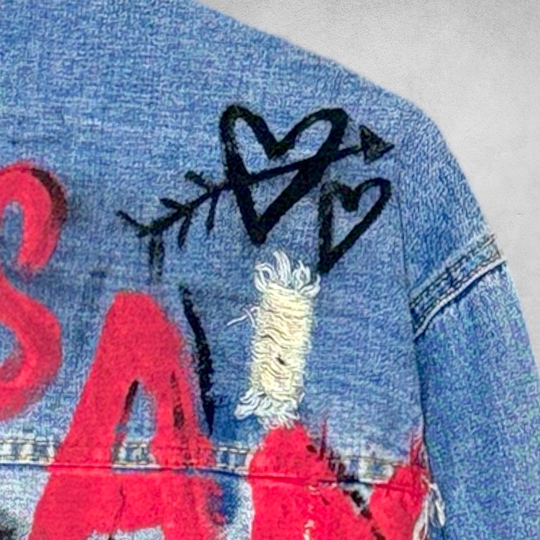 Campera intervenida “Más Amor / Mickey Pop”