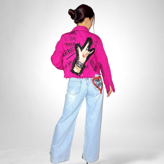 Campera fucsia “A cada experiencia... gracias” · Arte urbano pintado a mano y tachas