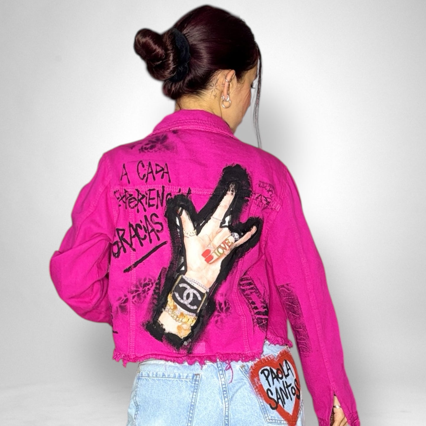 Campera fucsia “A cada experiencia... gracias” · Arte urbano pintado a mano y tachas