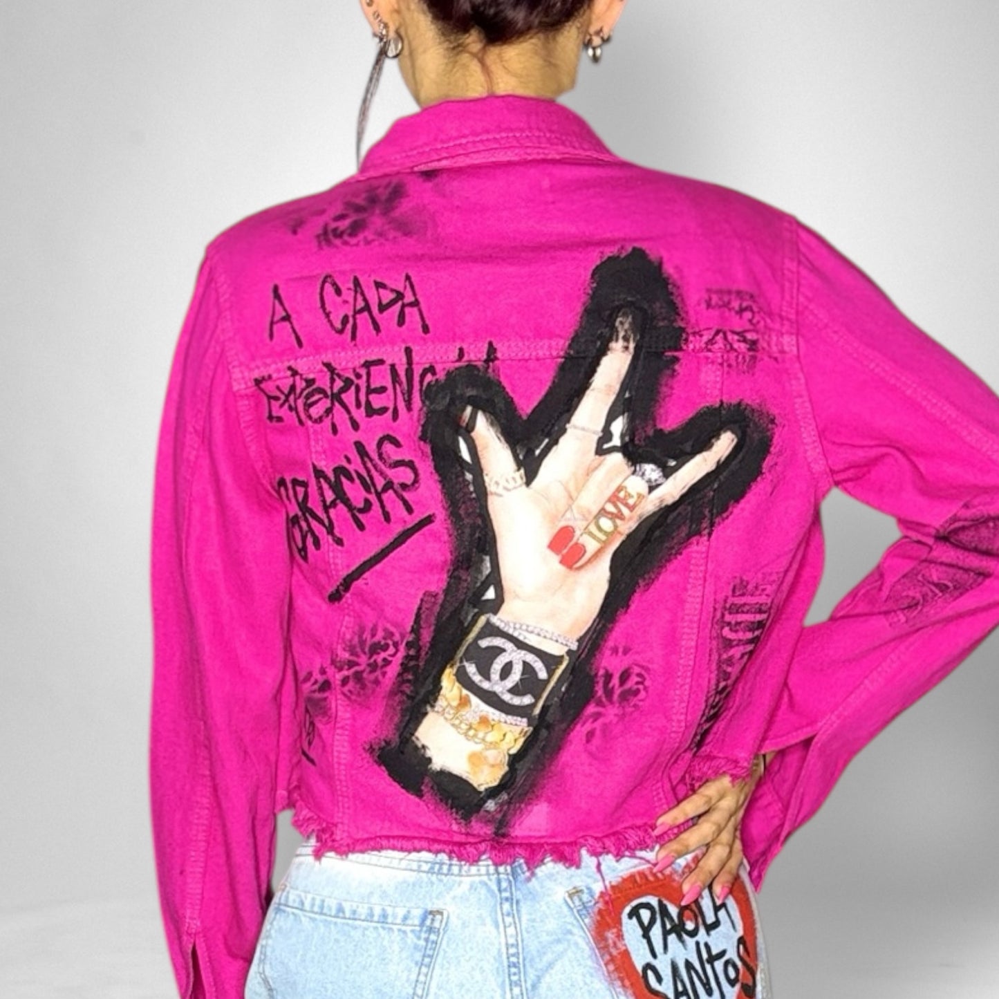 Campera fucsia “A cada experiencia... gracias” · Arte urbano pintado a mano y tachas