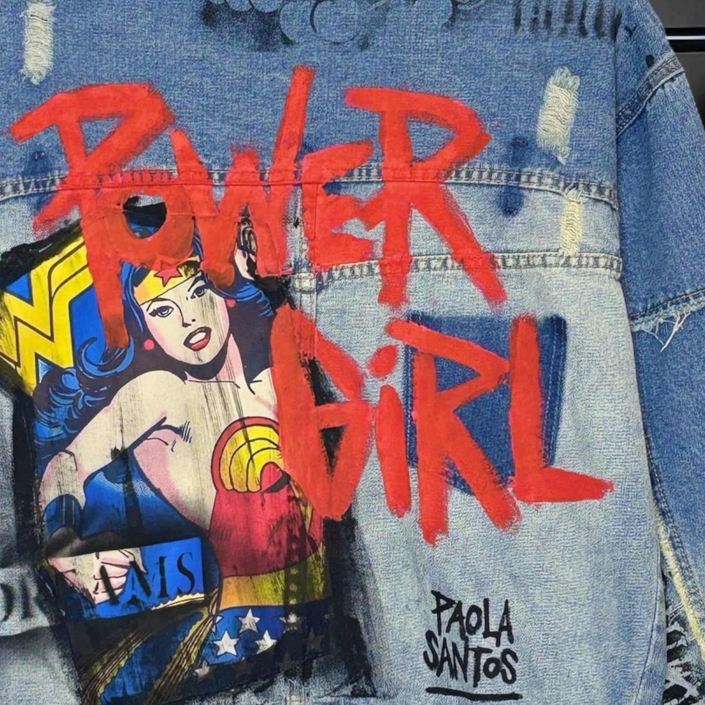 Campera intervenida “Power Girl / + Amor”