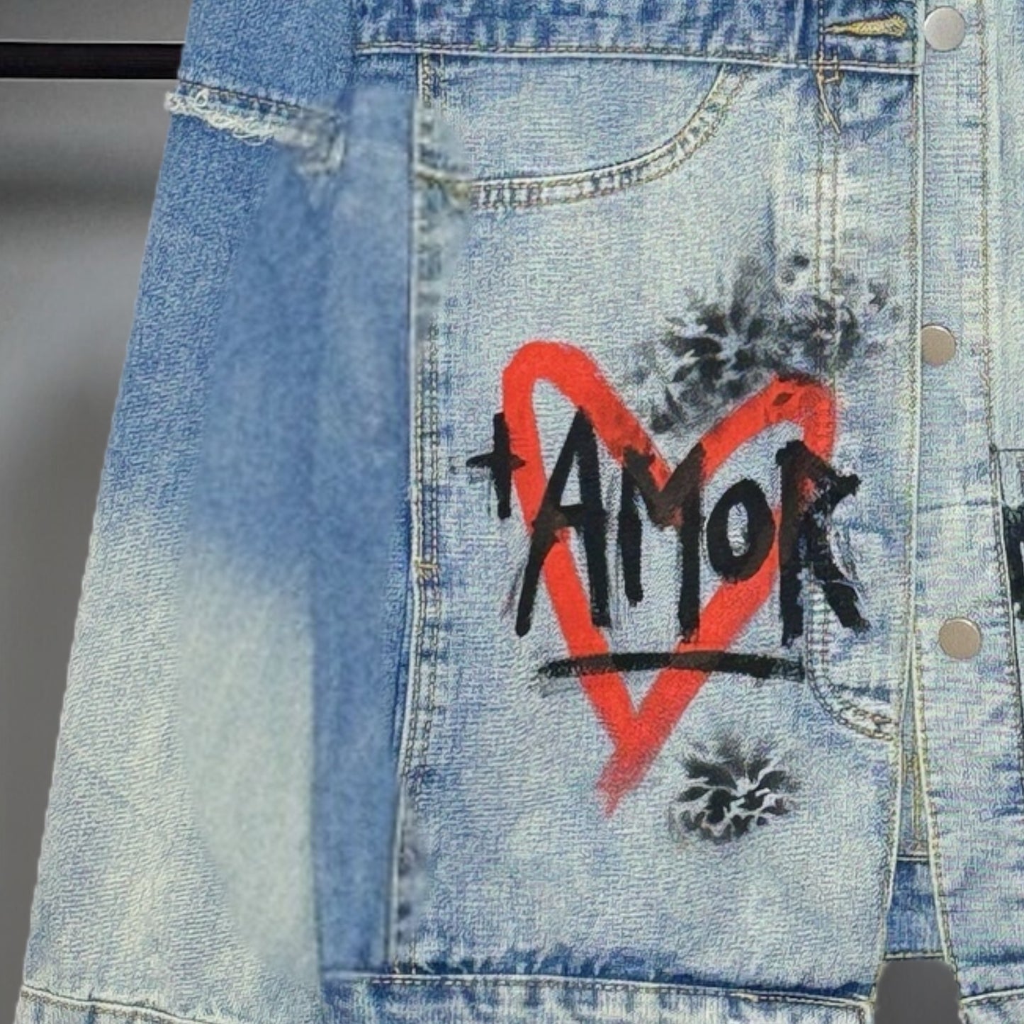 Campera intervenida “Power Girl / + Amor”