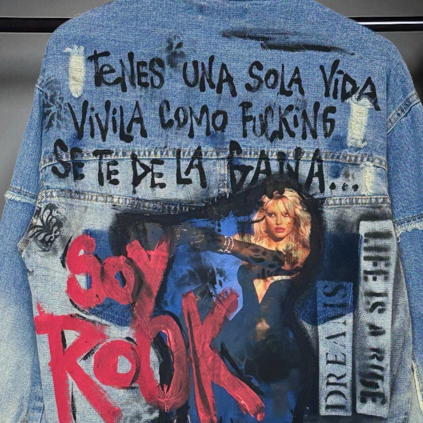 Campera intervenida "Viví a tu manera"