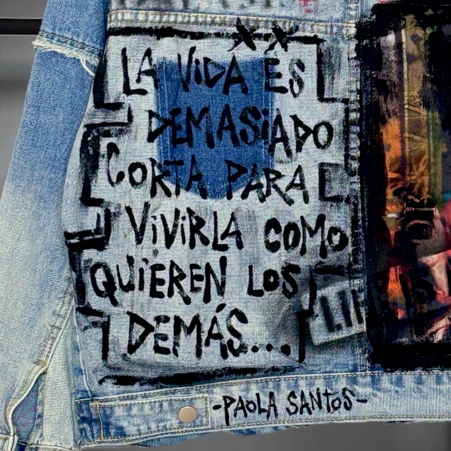 Campera intervenida “+ Amor