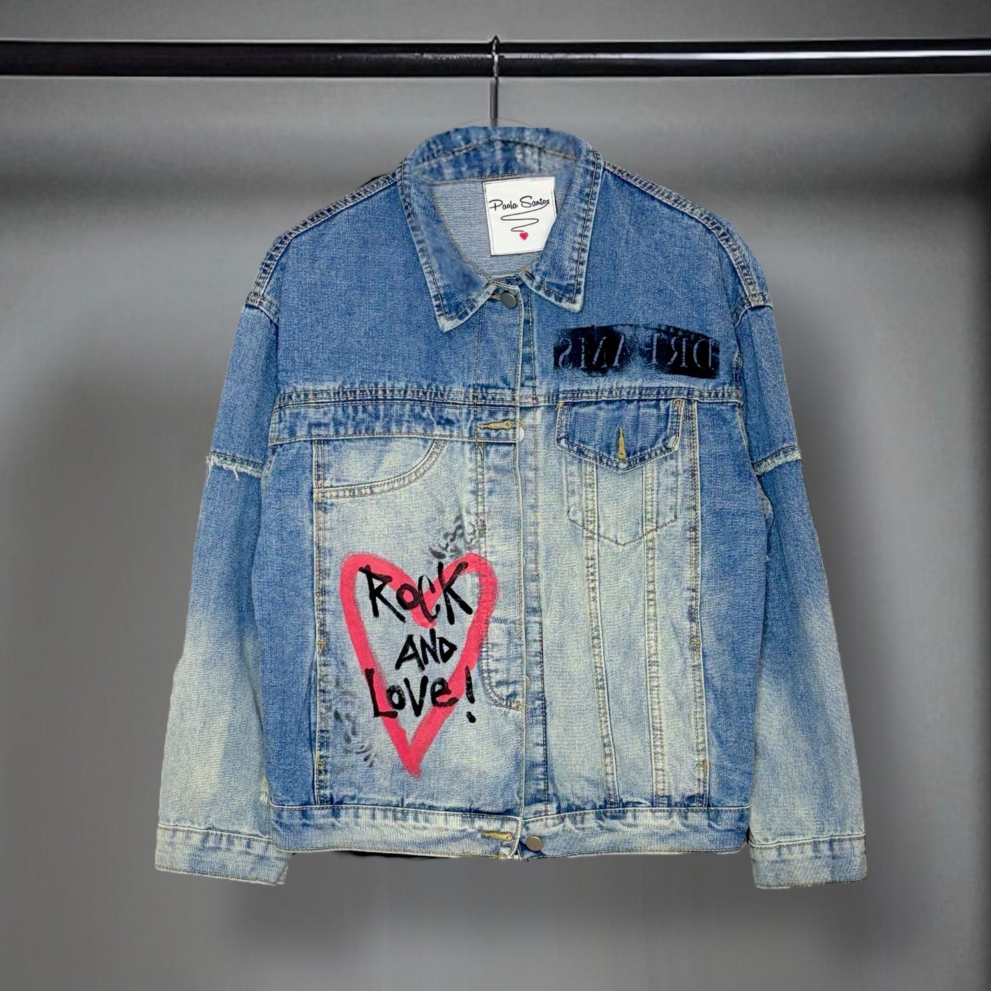 Campera intervenida “+ Amor