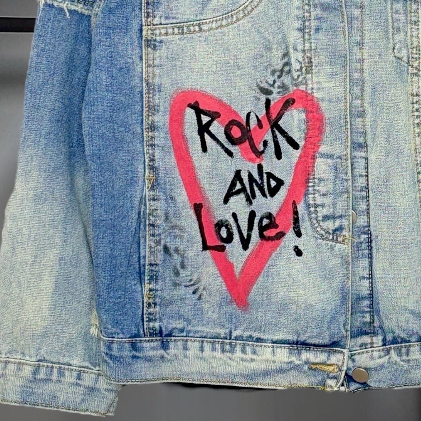 Campera intervenida “+ Amor
