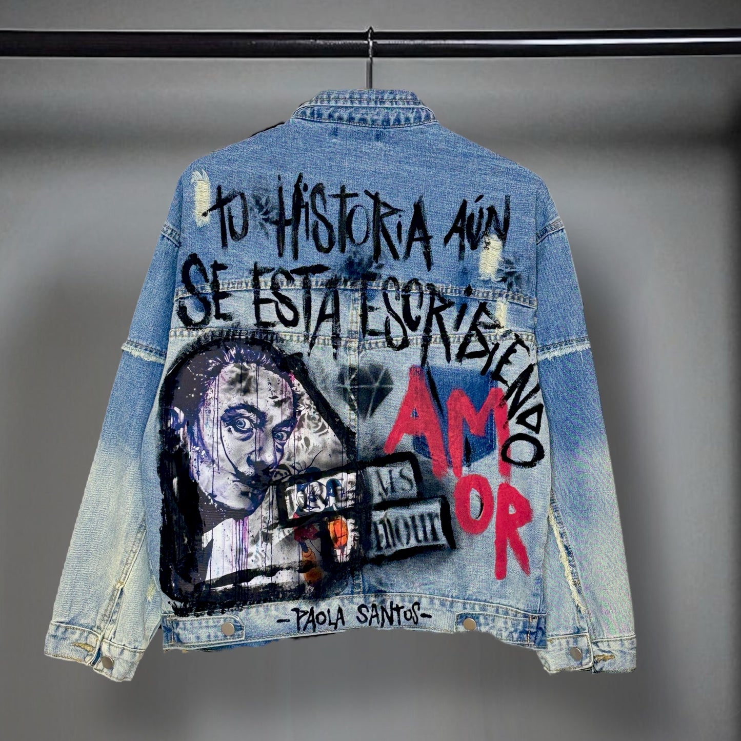 Campera intervenida “Tu historia aún se está escribiendo”