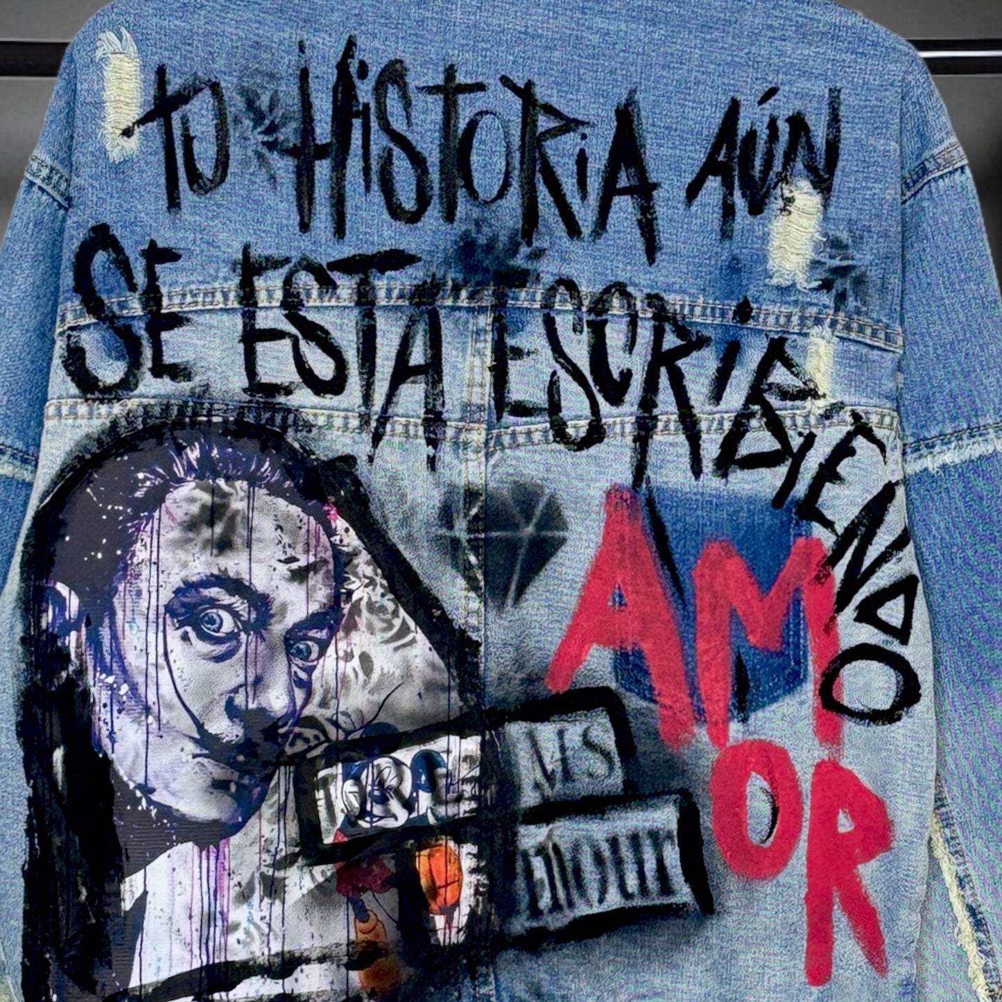 Campera intervenida “Tu historia aún se está escribiendo”