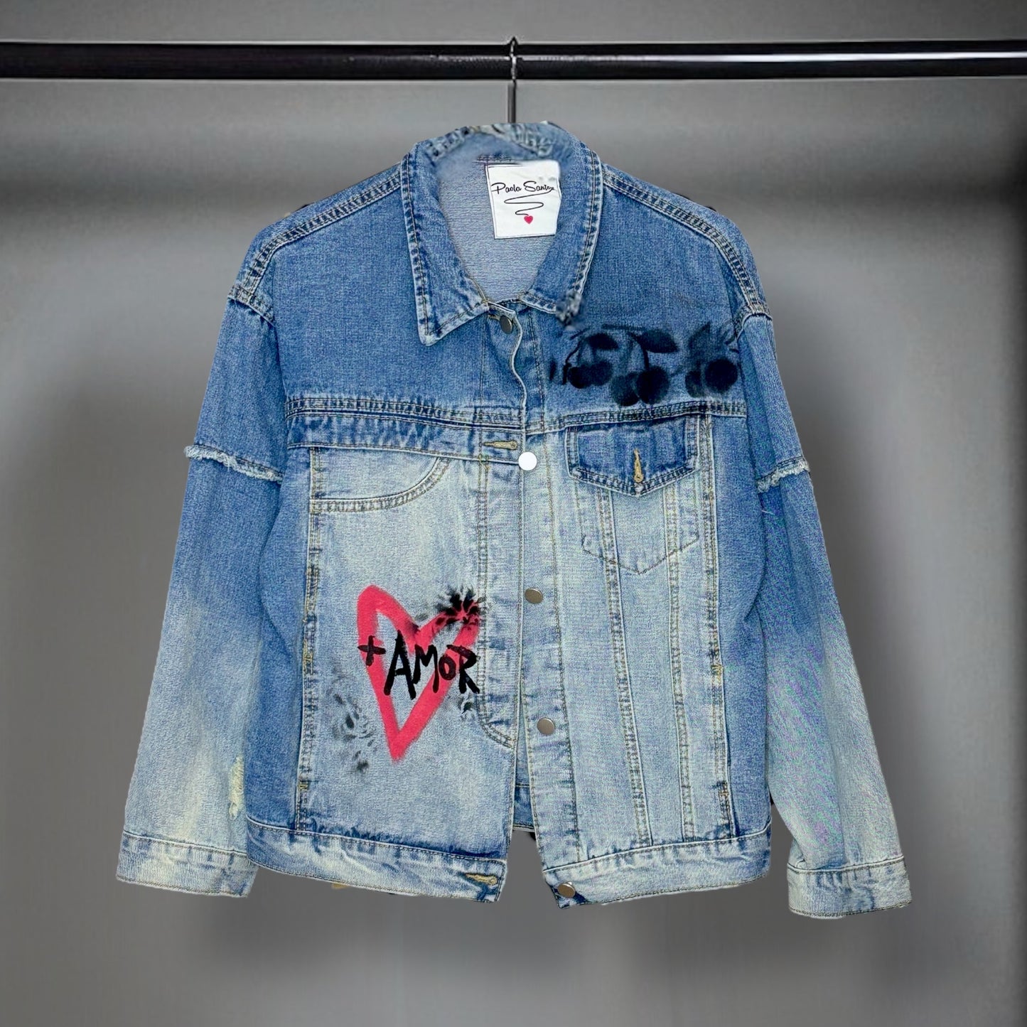 Campera intervenida “+Amor / Si te pierdes, búscate”