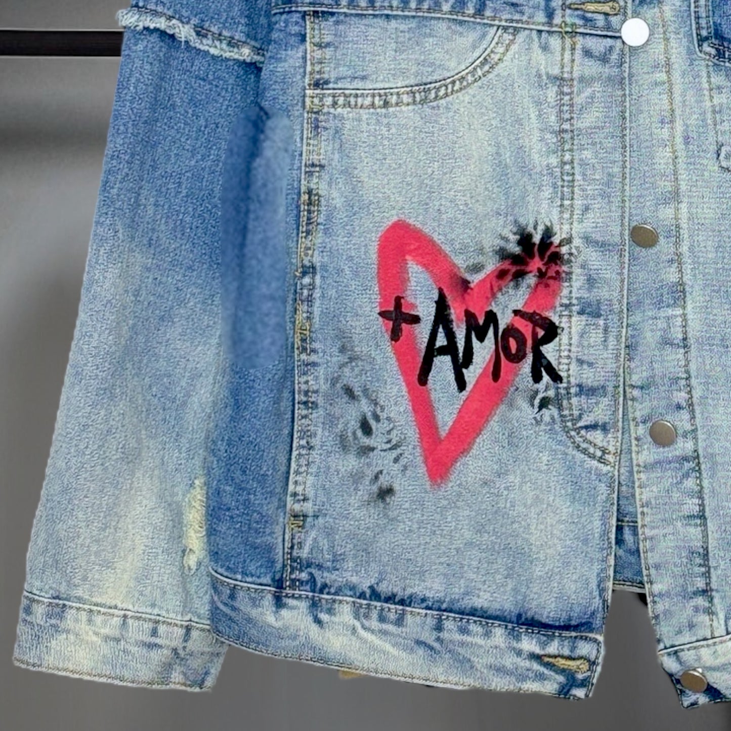 Campera intervenida “+Amor / Si te pierdes, búscate”