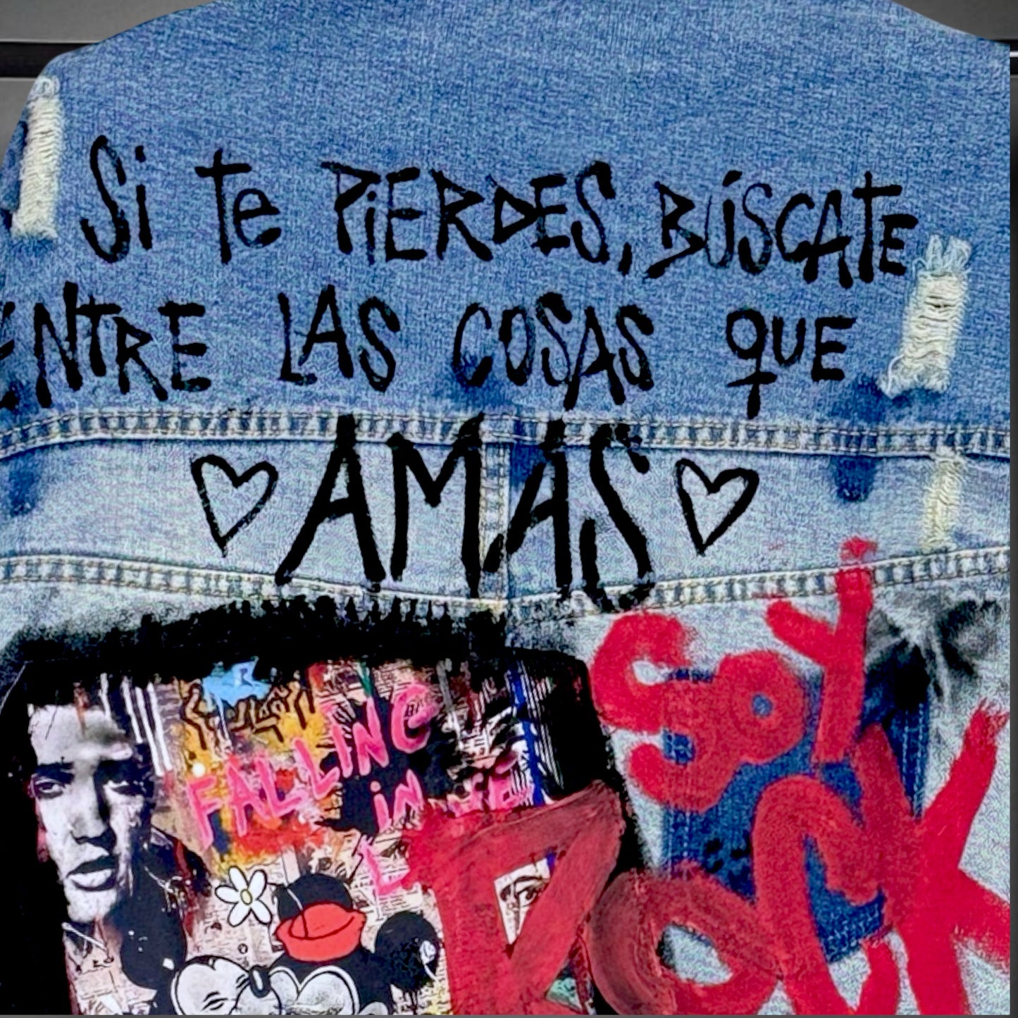 Campera intervenida “+Amor / Si te pierdes, búscate”