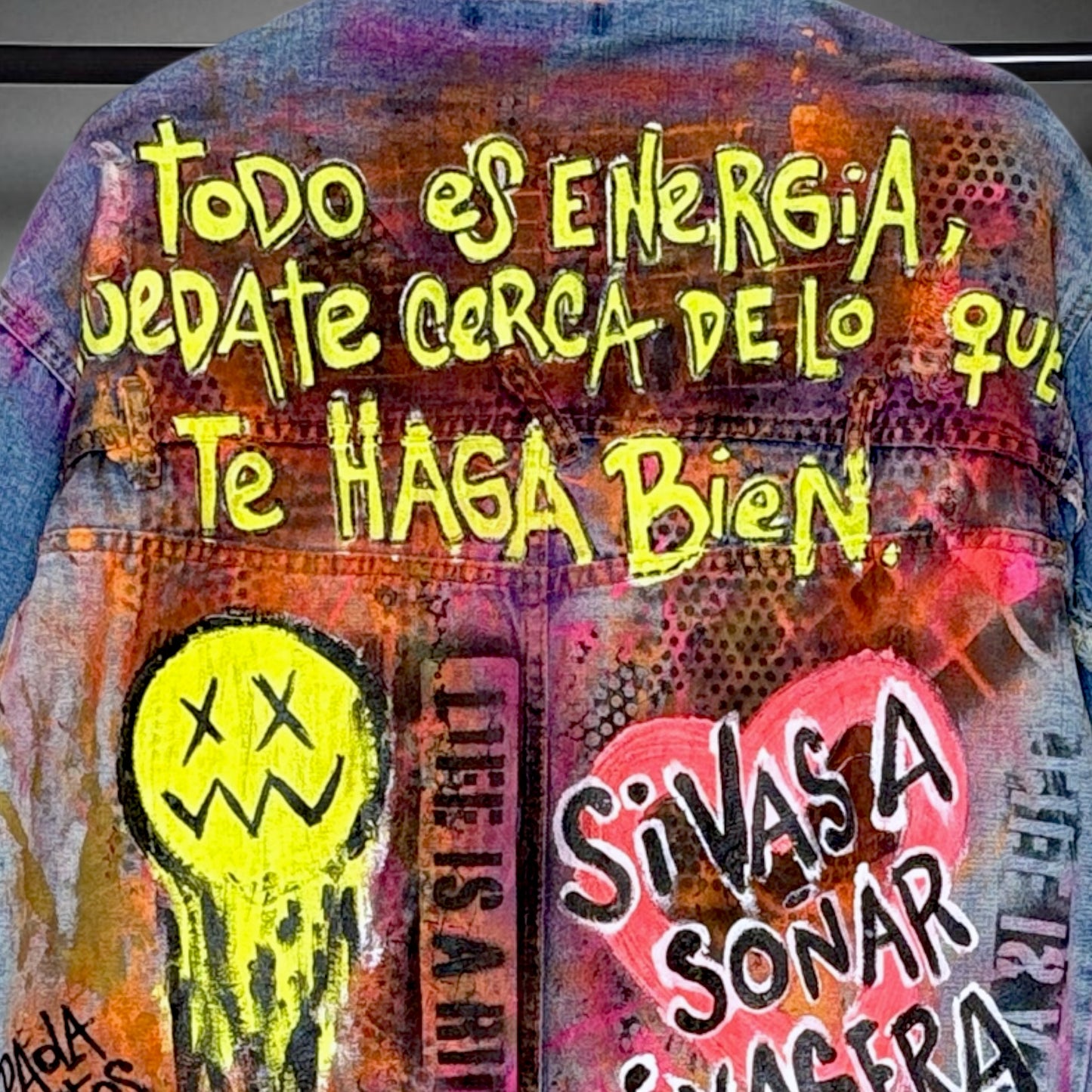 Campera intervenida “Todo es energía"