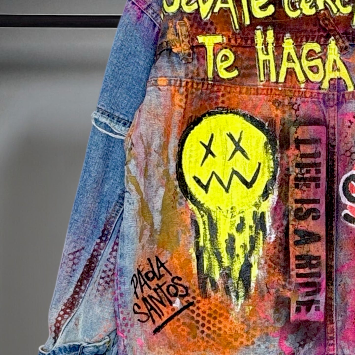 Campera intervenida “Todo es energía"