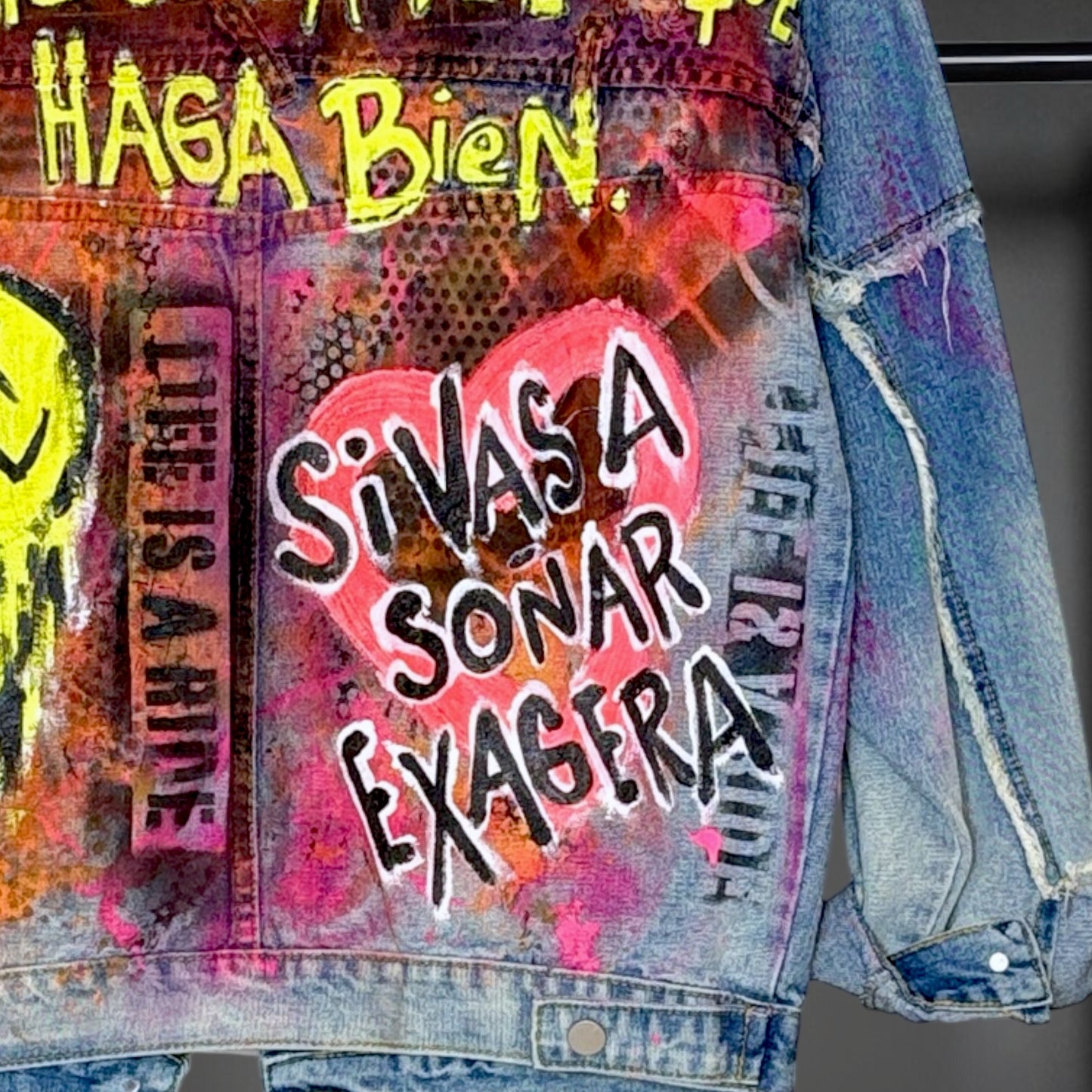 Campera intervenida “Todo es energía"