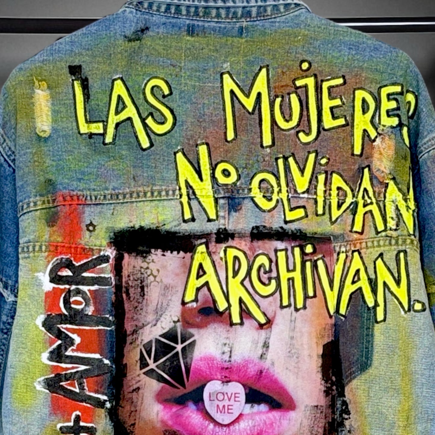 Campera intervenida “Las mujeres no olvidan, archivan”