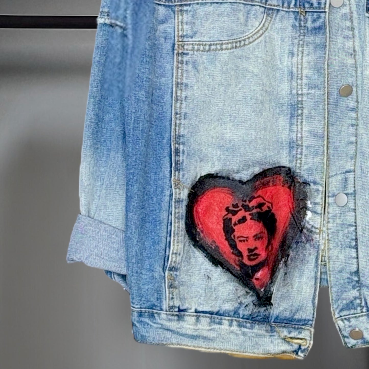 Campera intervenida “Las mujeres no olvidan, archivan”