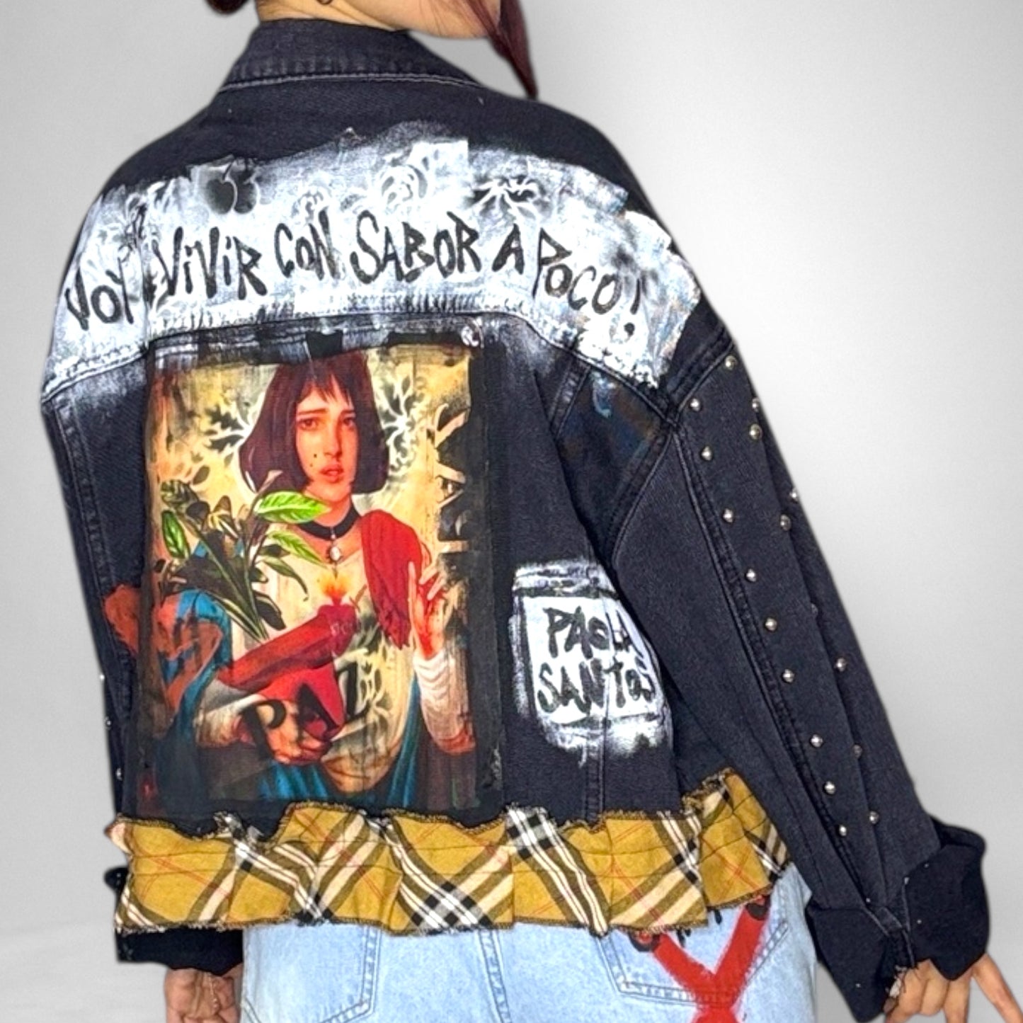 Campera denim negra con tachas “No voy a vivir con sabor a poco”