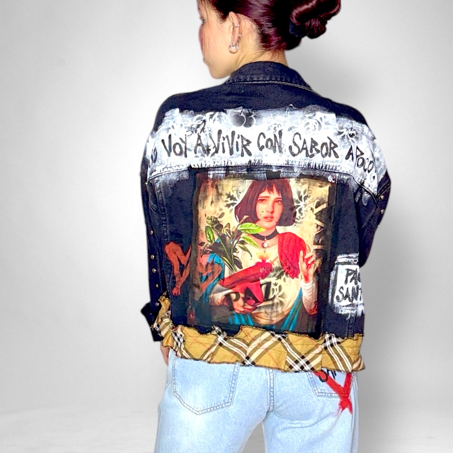 Campera denim negra con tachas “No voy a vivir con sabor a poco”