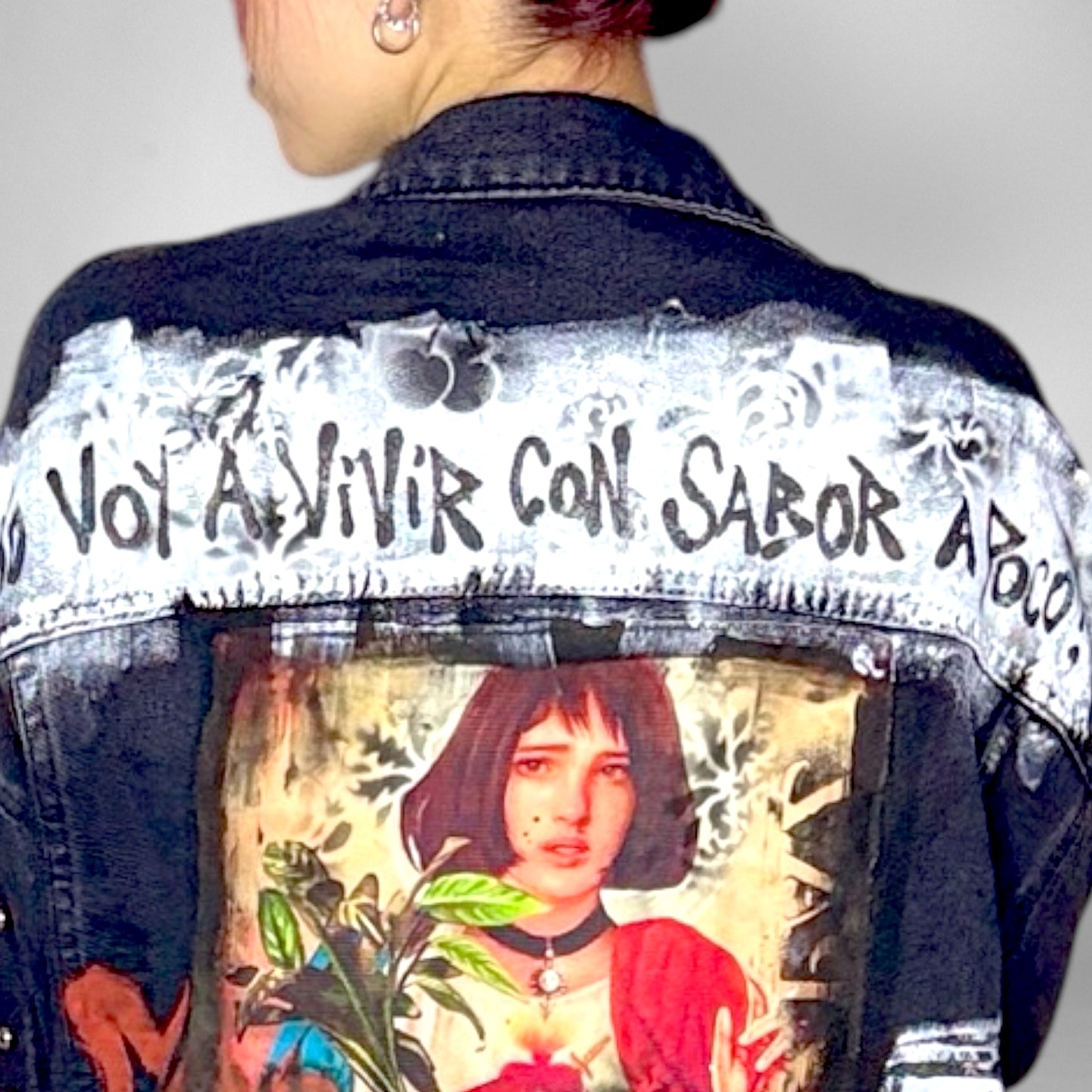 Campera denim negra con tachas “No voy a vivir con sabor a poco”