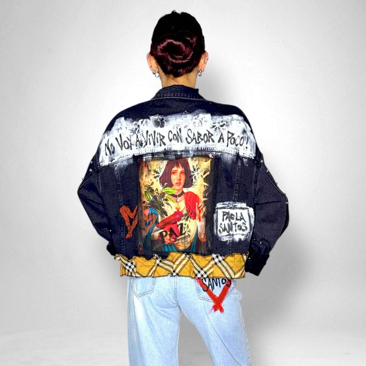 Campera denim negra con tachas “No voy a vivir con sabor a poco”