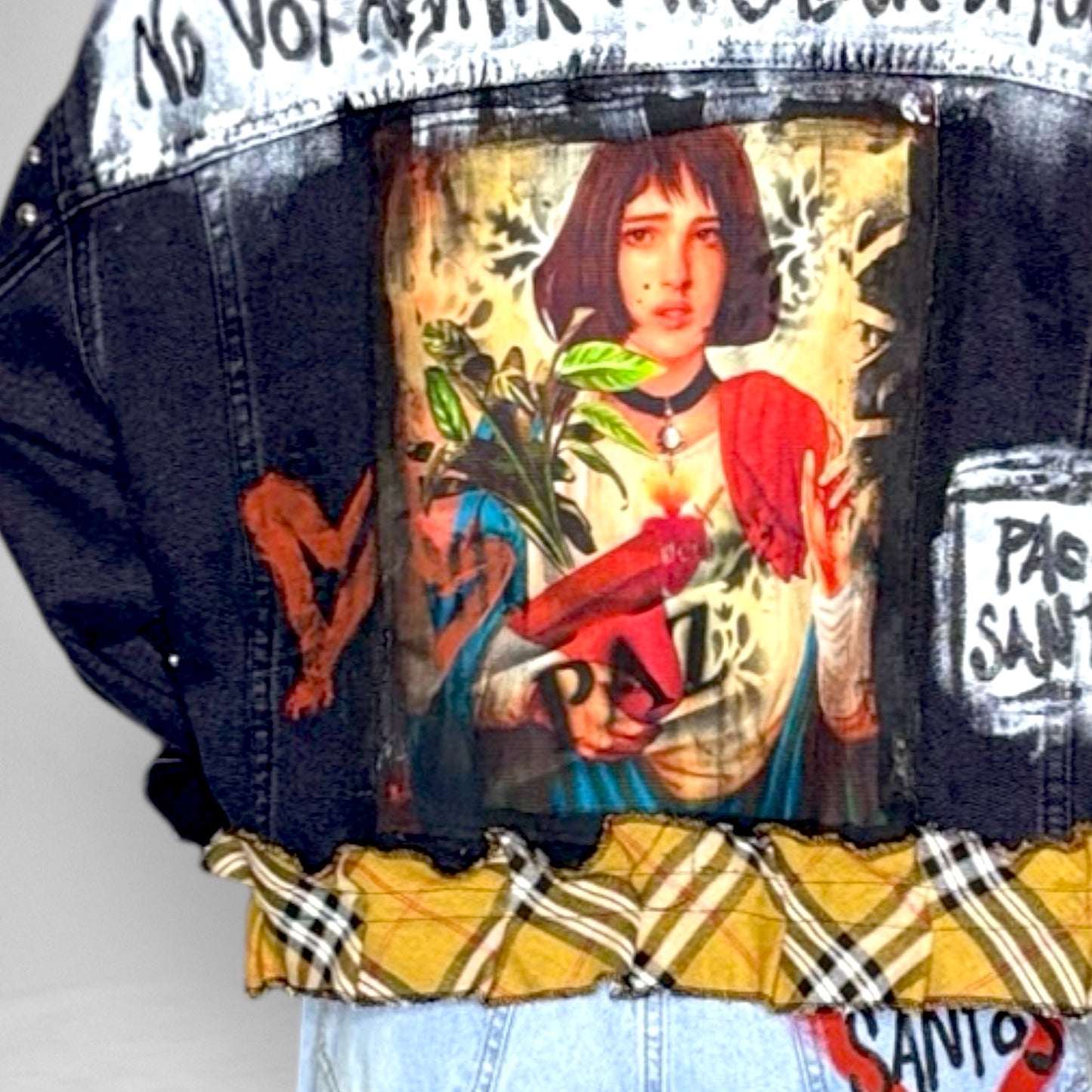 Campera denim negra con tachas “No voy a vivir con sabor a poco”