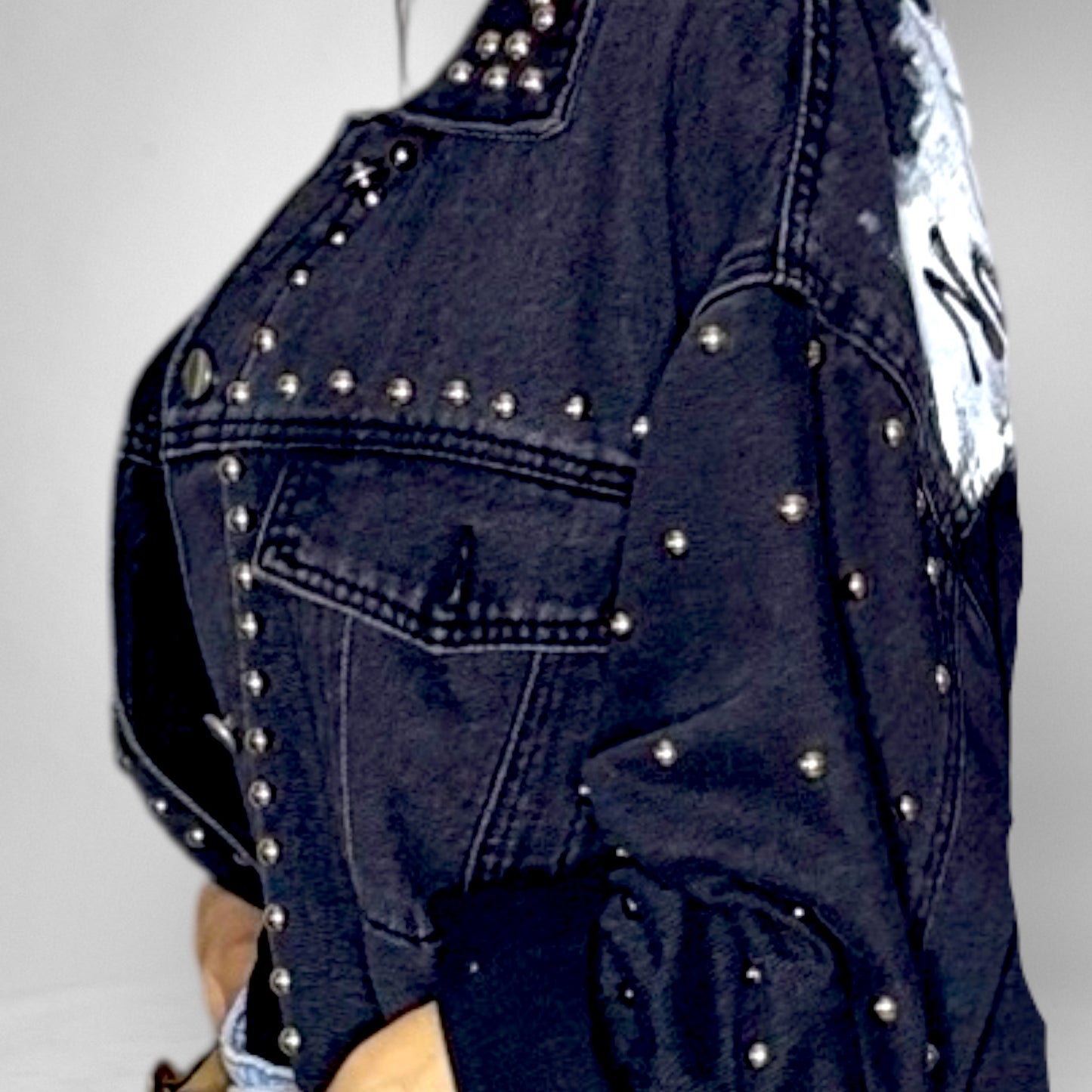 Campera denim negra con tachas “No voy a vivir con sabor a poco”