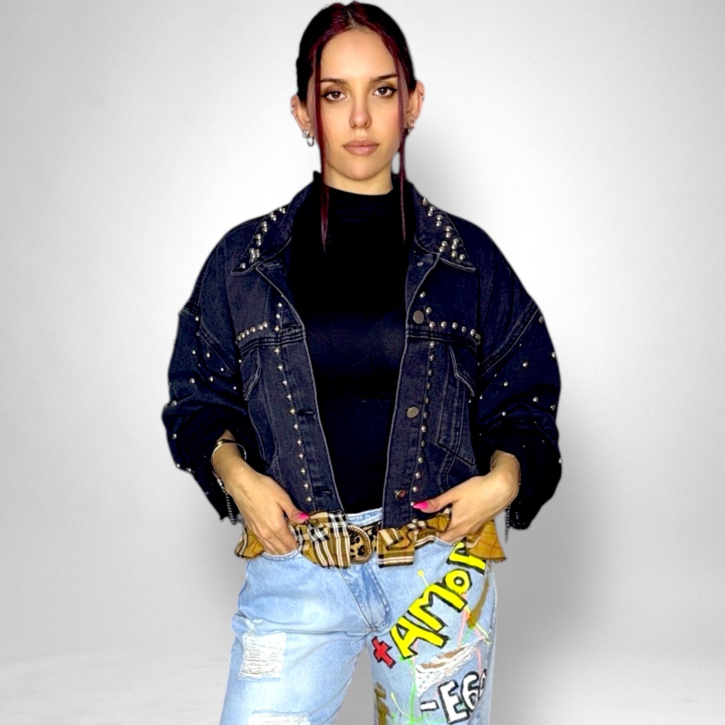 Campera denim negra con tachas “No voy a vivir con sabor a poco”