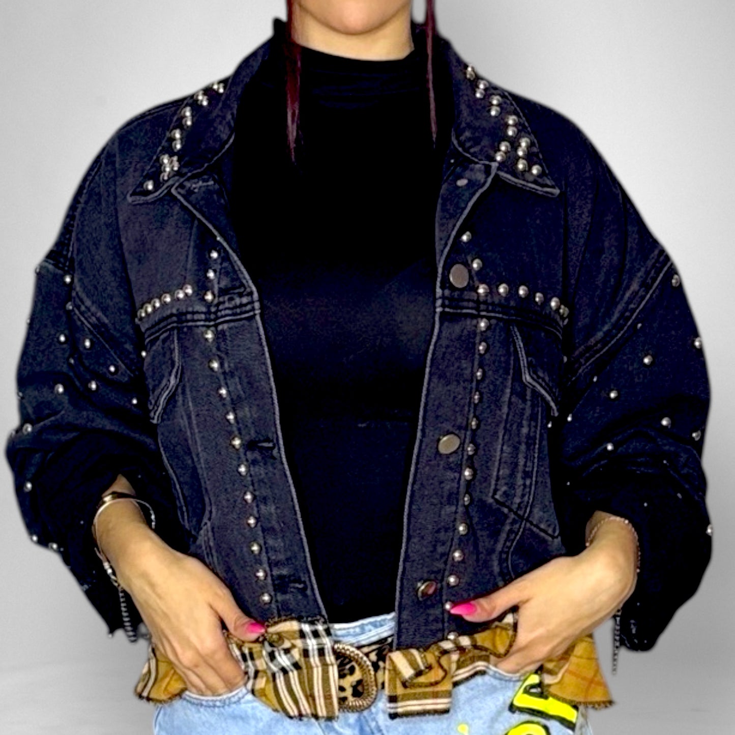 Campera denim negra con tachas “No voy a vivir con sabor a poco”