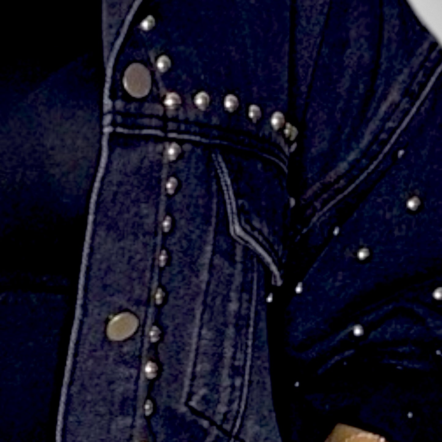 Campera denim negra con tachas “No voy a vivir con sabor a poco”