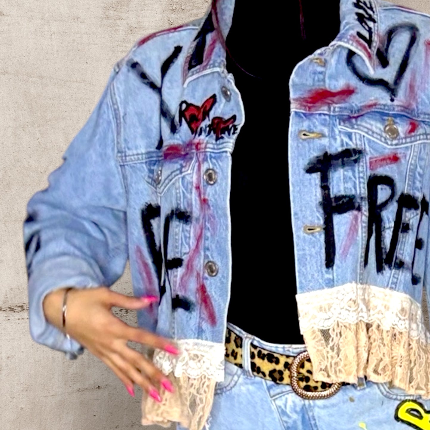 Campera intervenida “Vivila como se te dé la gana” – Denim + Encaje